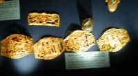 hat_egyptianmuseum20_tut_gold_beltpieces.jpg (37198 bytes)