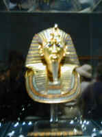 hau_egyptianmuseum21_tut_mask.jpg (27470 bytes)